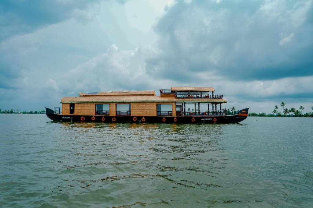 Why Not Houseboat Hotel Alappuzha Bagian luar foto