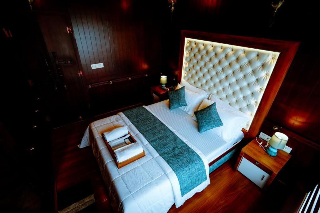 Why Not Houseboat Hotel Alappuzha Bagian luar foto
