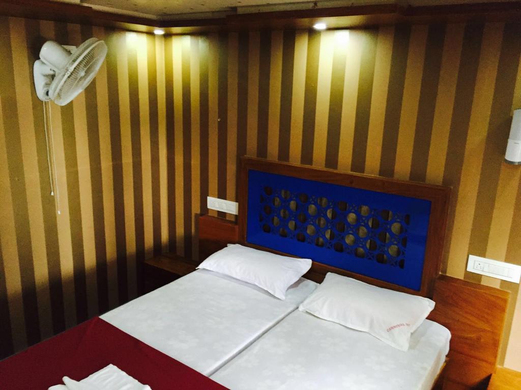 Why Not Houseboat Hotel Alappuzha Bagian luar foto